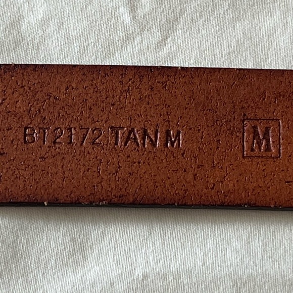 Fossil leather with basket weave 30-32 x 1-1/8. Good to very good condition. - Picture 5 of 7